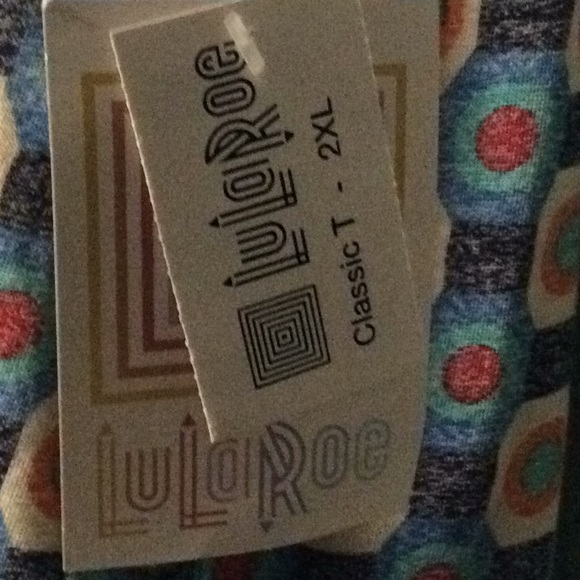 NWT LuLaRoe Classic Tee - Picture 3 of 3